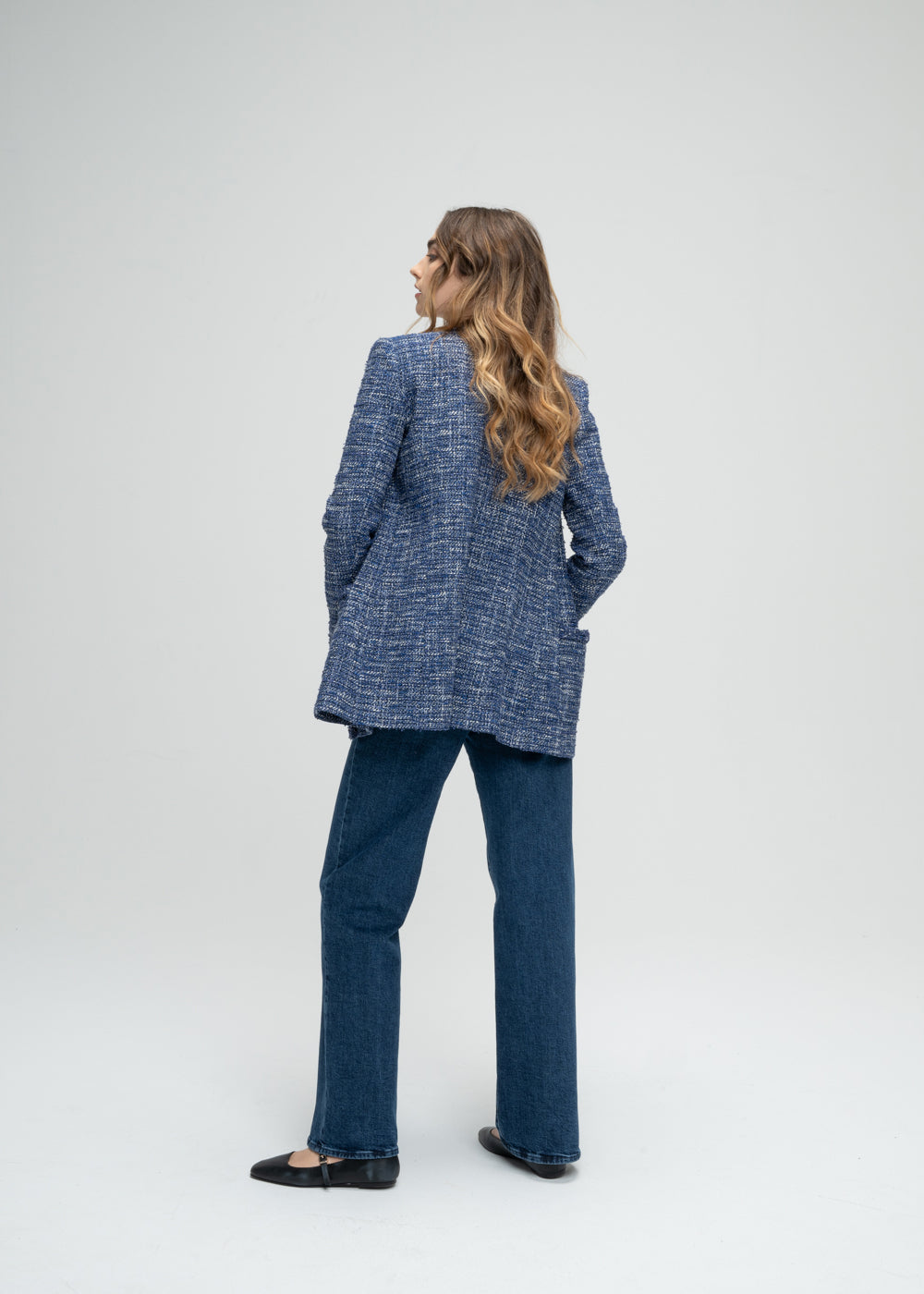 Jeans large bleu denim avec rivets en métal et boutons en corne