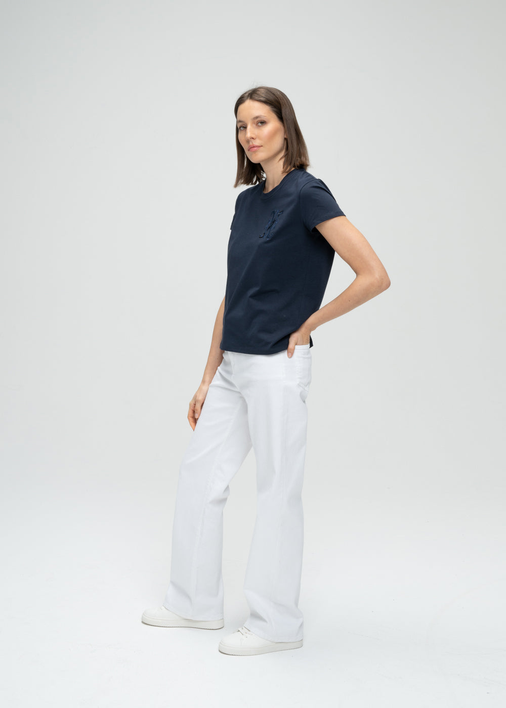 Jeans large blanc denim avec rivets en métal et boutons en corne
