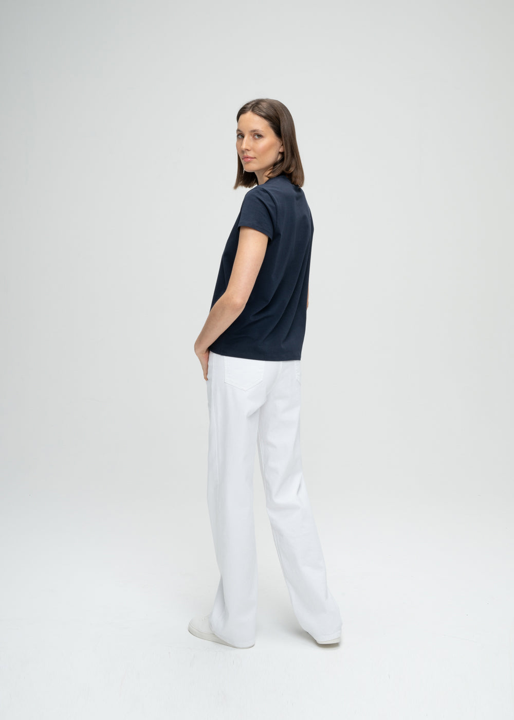 Jeans large blanc denim avec rivets en métal et boutons en corne
