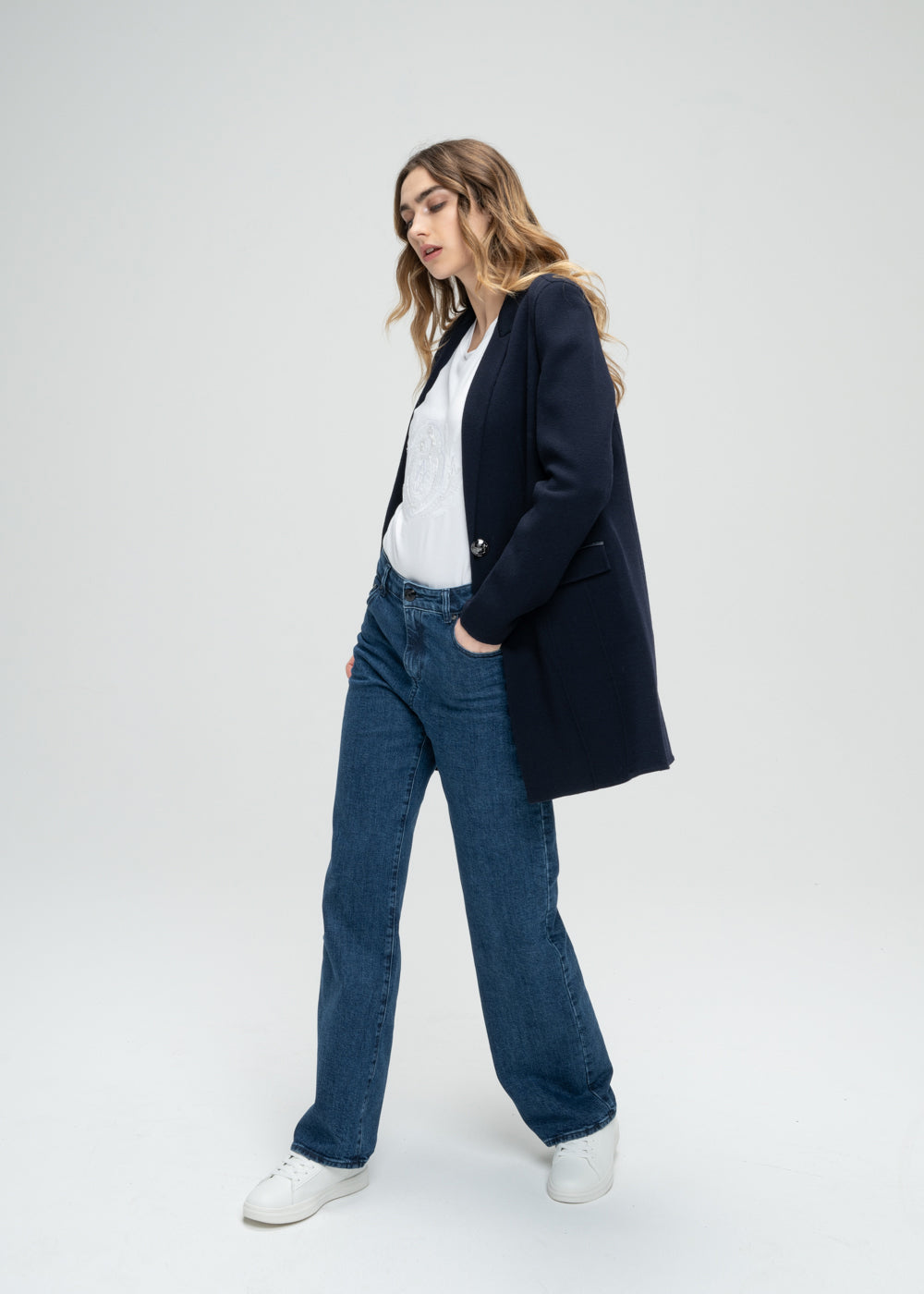 Jeans large bleu denim avec rivets en métal et boutons en corne
