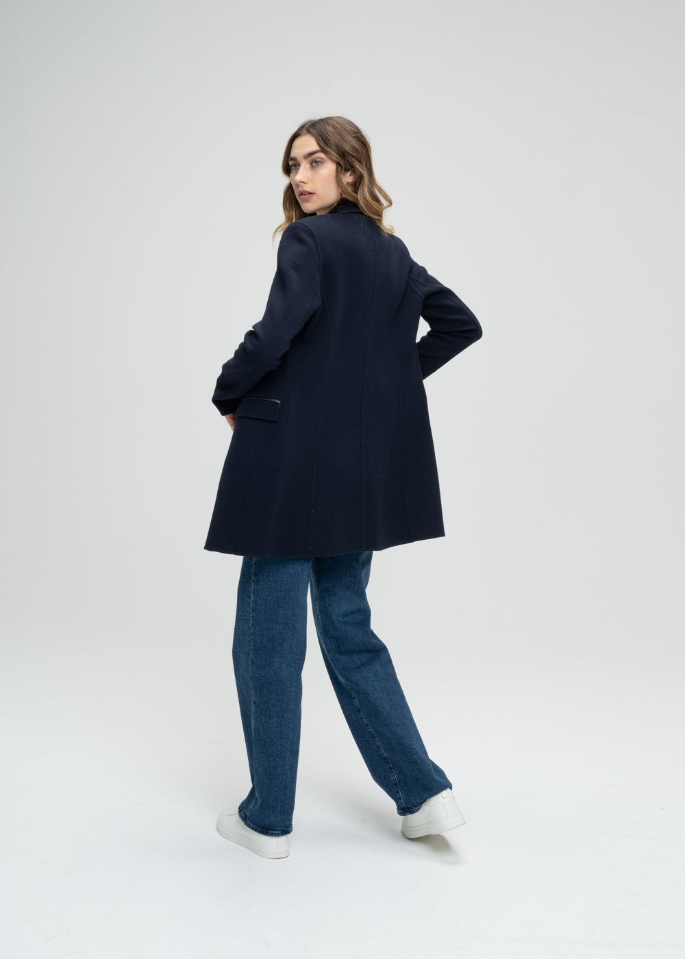 Blazer long en laine marine double boutonnière poches à rabat en cuir