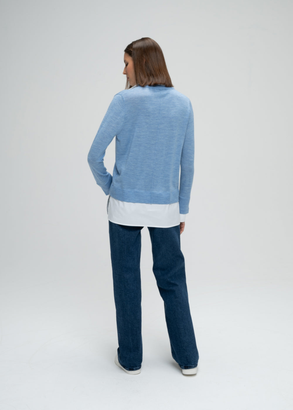 Gilet manches longues bleu avec popeline qui dépasse sur le col et sur le bas bords côtelés patte apparente à 6 boutons