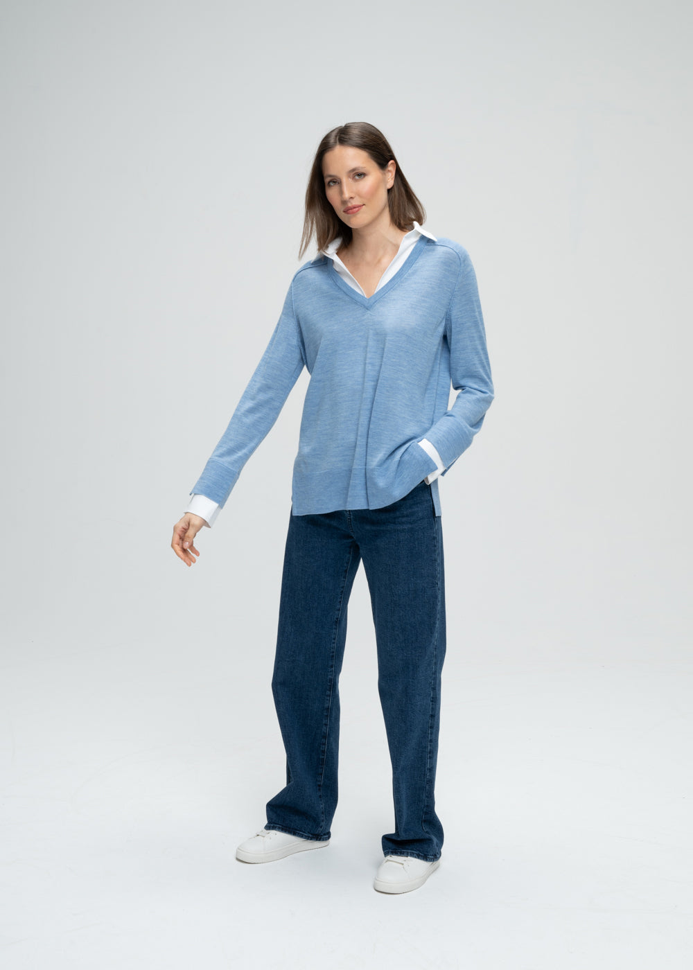 Pull chemise trompe-l'œil bleu avec popeline qui depasse sur col V et manches et détails côtelés bords
