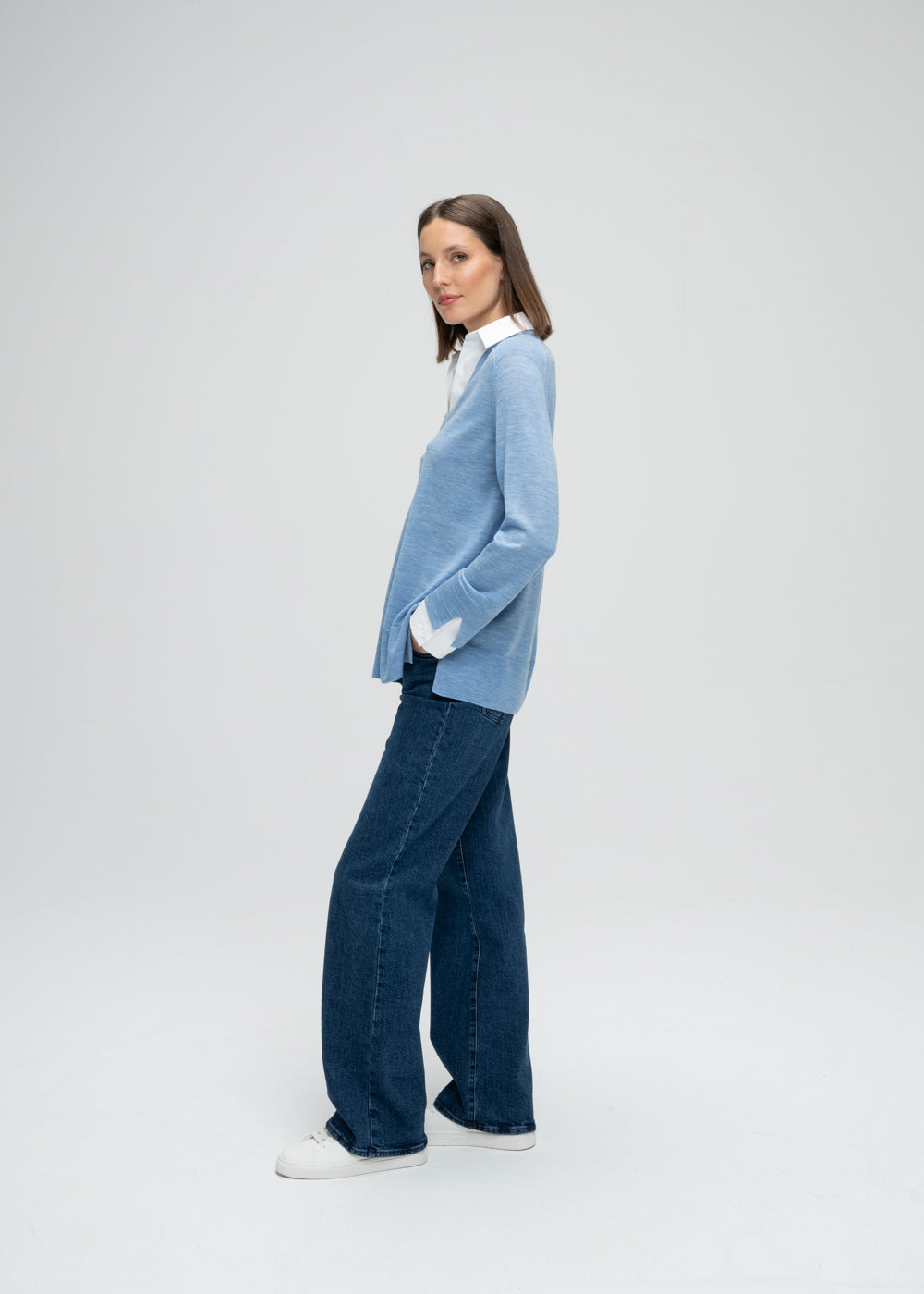 Pull chemise trompe-l'œil bleu avec popeline qui depasse sur col V et manches et détails côtelés bords
