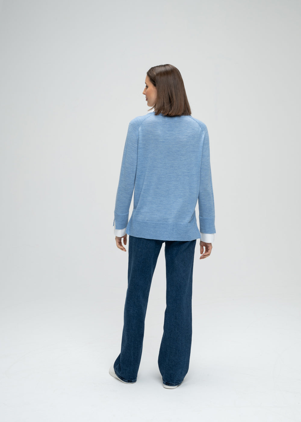 Pull chemise trompe-l'œil bleu avec popeline qui depasse sur col V et manches et détails côtelés bords