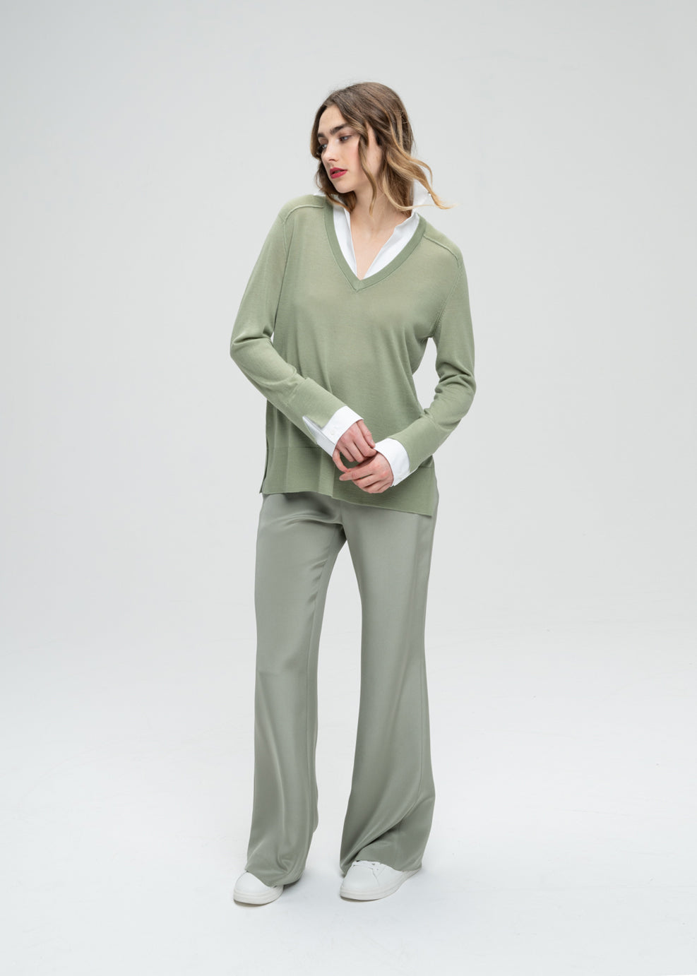 Pull chemise trompe-l'œil kaki avec popeline qui depasse sur col V et manches et détails côtelés bords