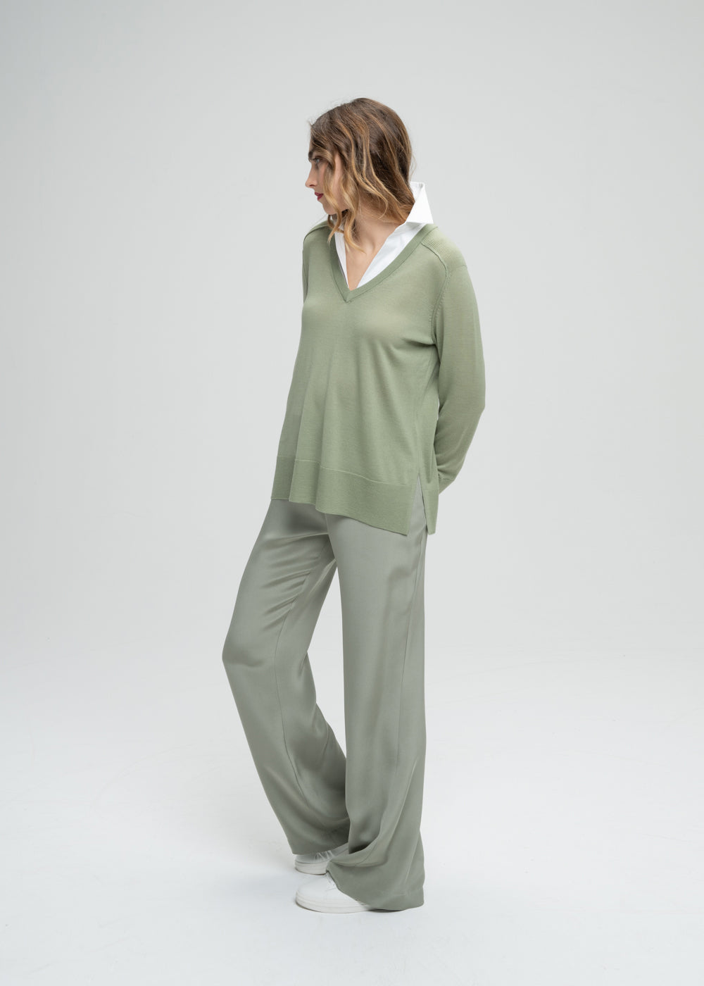 Pull chemise trompe-l'œil kaki avec popeline qui depasse sur col V et manches et détails côtelés bords