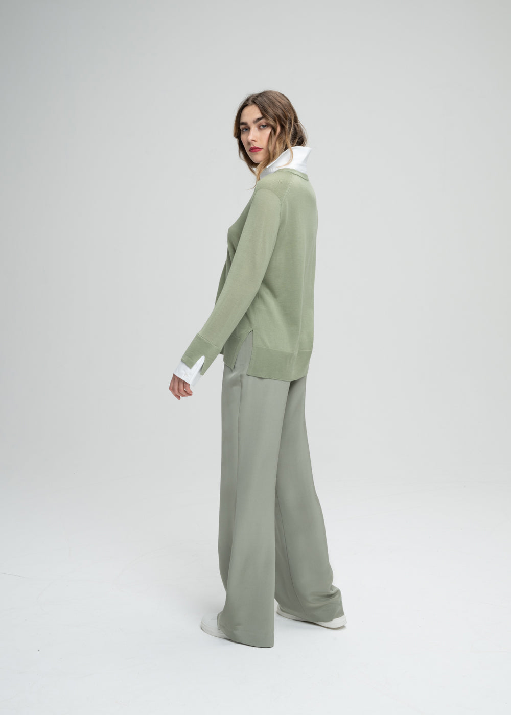 Pull chemise trompe-l'œil kaki avec popeline qui depasse sur col V et manches et détails côtelés bords