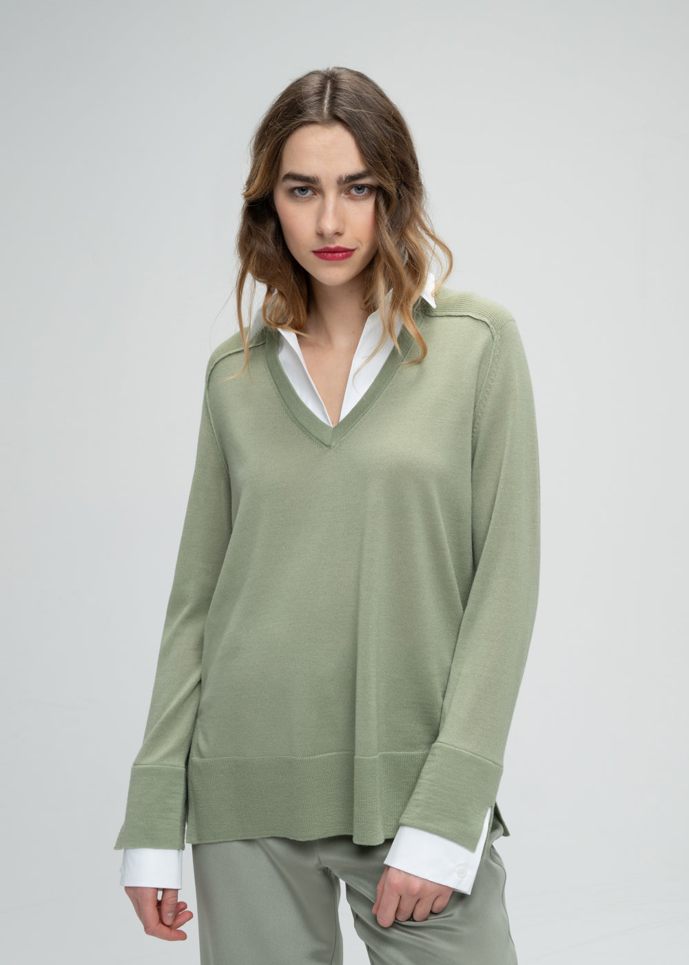 Pull chemise trompe-l'œil kaki avec popeline qui depasse sur col V et manches et détails côtelés bords