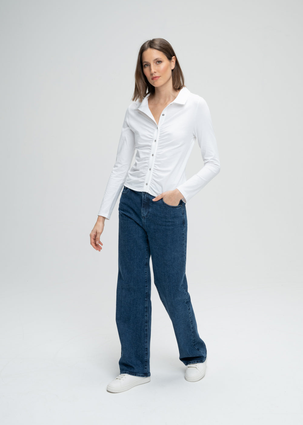 Chemise manches longues blanche patte apparente et effet plissé devant