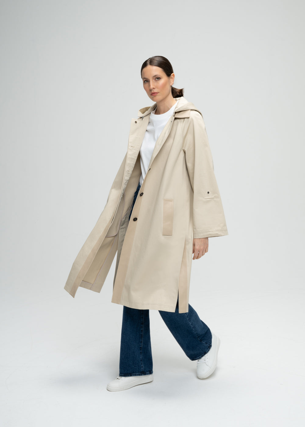 Parka beige avec boutonnage caché détails bordures poches col en cuir avec ceinture et capuche