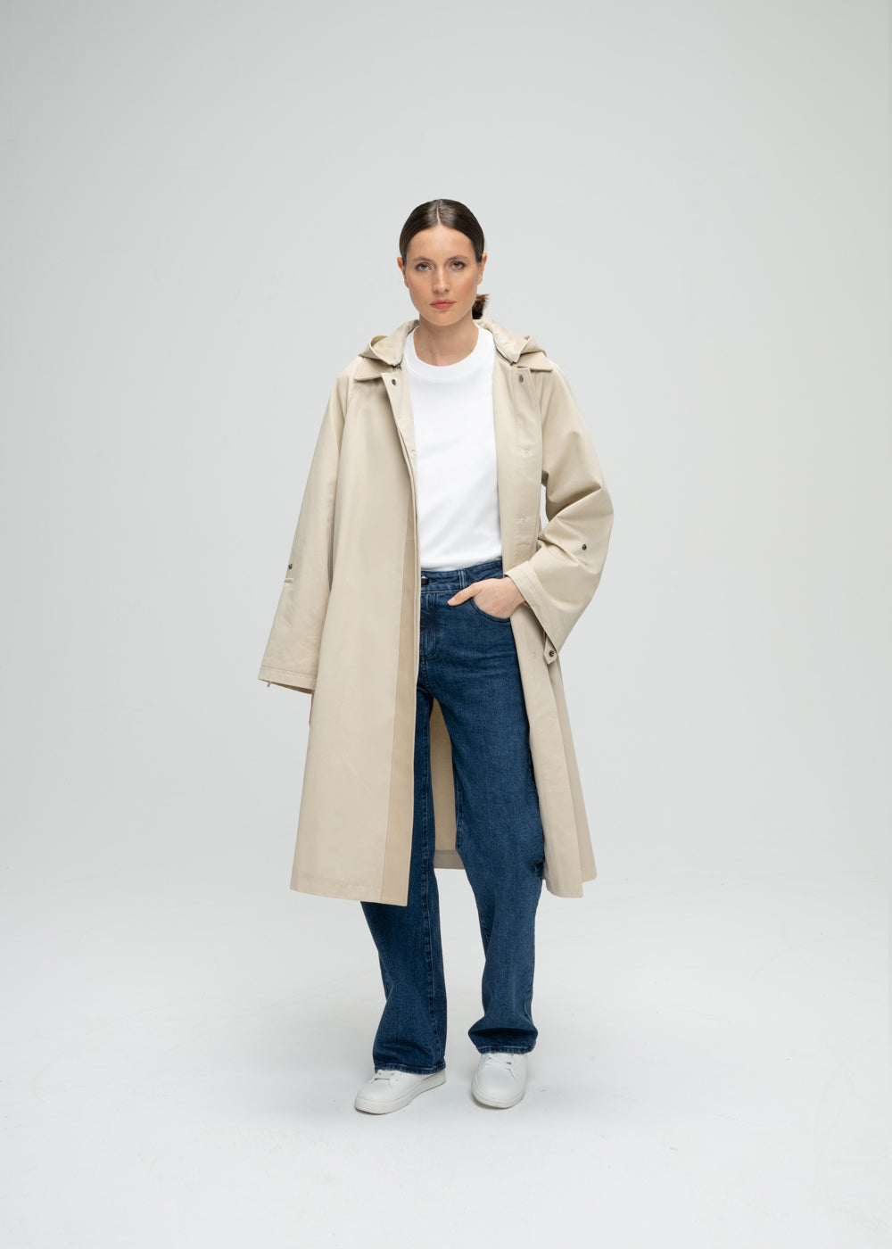 Parka beige avec boutonnage caché détails bordures poches col en cuir avec ceinture et capuche