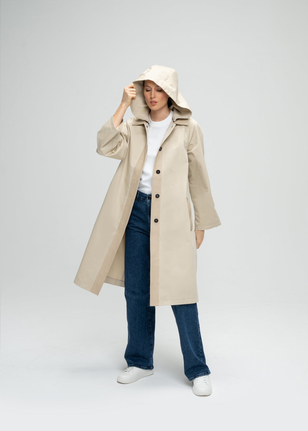 Parka beige avec boutonnage caché détails bordures poches col en cuir avec ceinture et capuche
