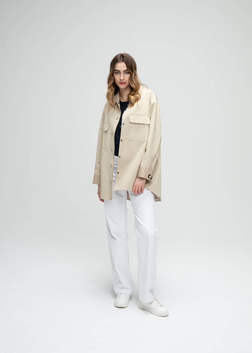 Manteau chemise beige poches à rabat en cuir, boutons recouverts de cuir et détails manches boutons