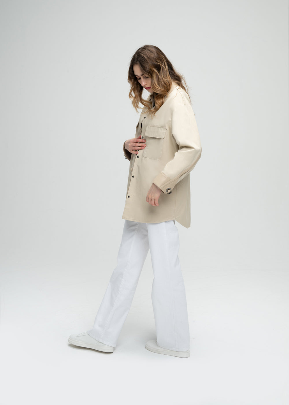 Manteau chemise beige poches à rabat en cuir, boutons recouverts de cuir et détails manches boutons