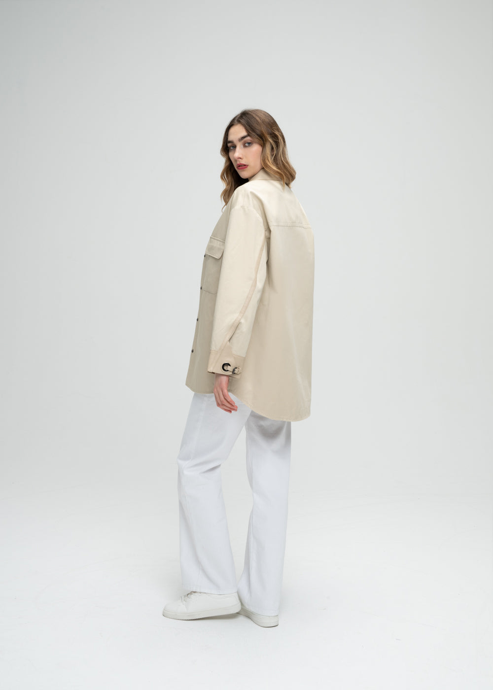 Jeans large blanc denim avec rivets en métal et boutons en corne
