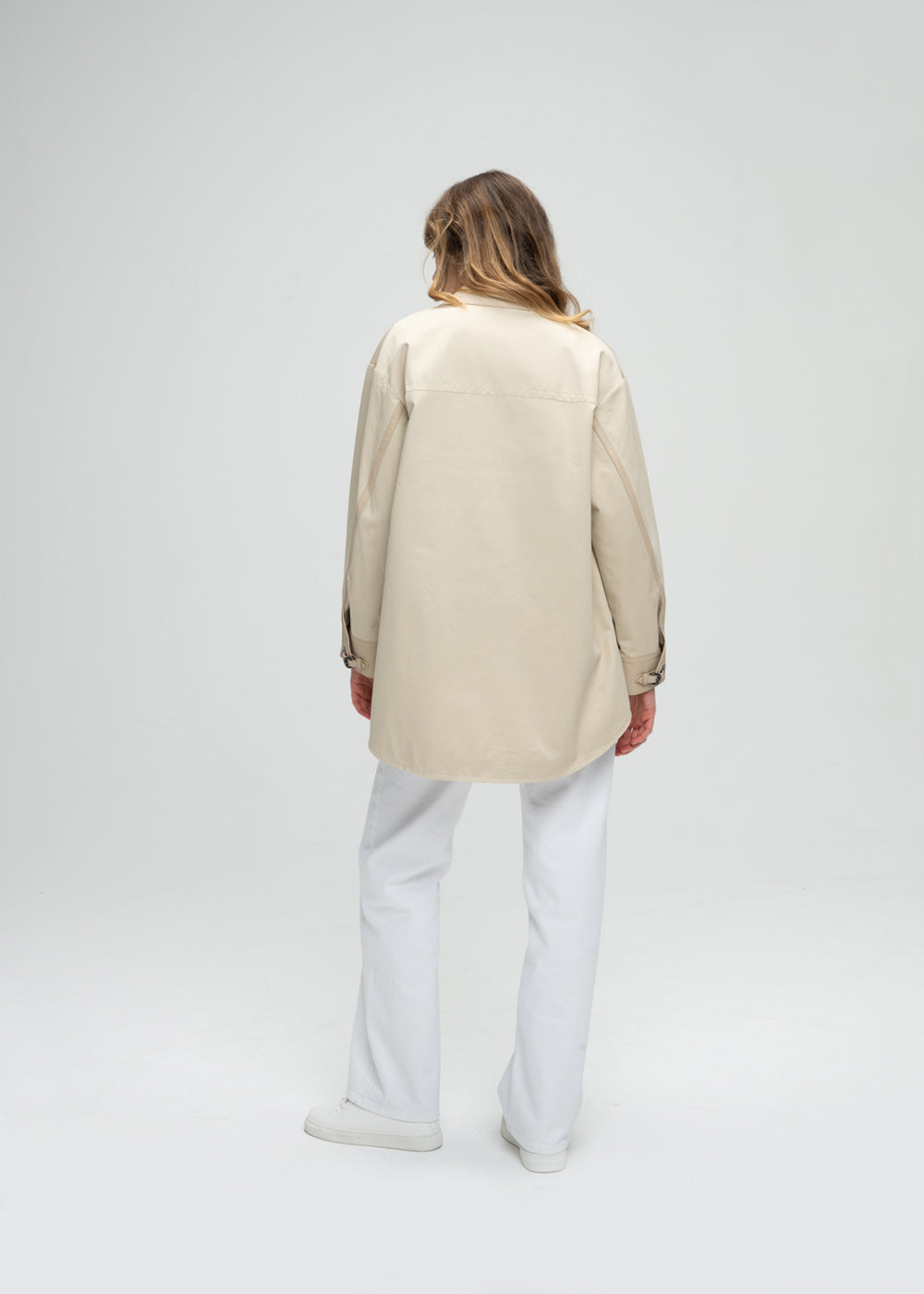 Manteau chemise beige poches à rabat en cuir, boutons recouverts de cuir et détails manches boutons