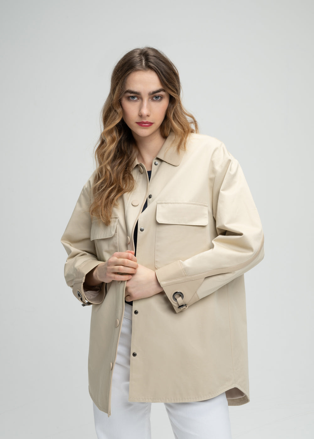 Manteau chemise beige poches à rabat en cuir, boutons recouverts de cuir et détails manches boutons