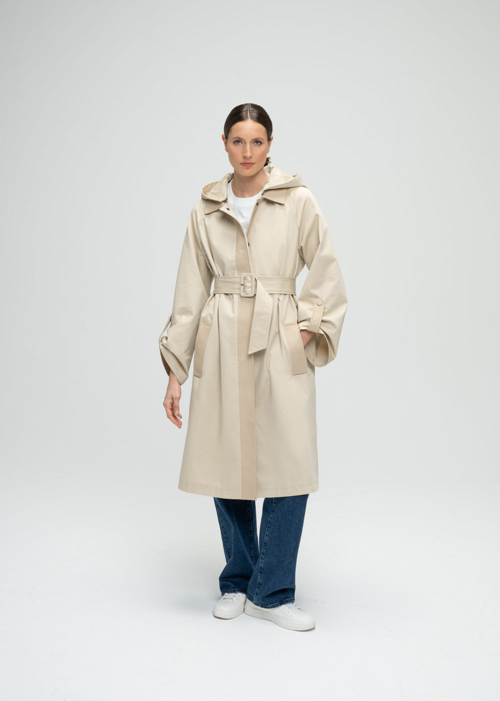 Parka beige avec boutonnage caché détails bordures poches col en cuir avec ceinture et capuche
