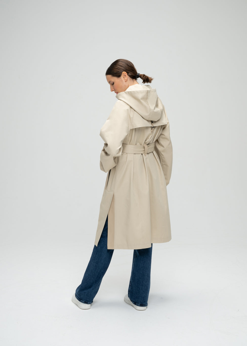 Parka beige avec boutonnage caché détails bordures poches col en cuir avec ceinture et capuche