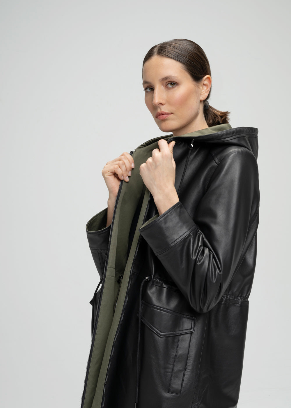 Parka réversible kaki et noir en cuir avec cordon de serrage et capuche et poches plaquées