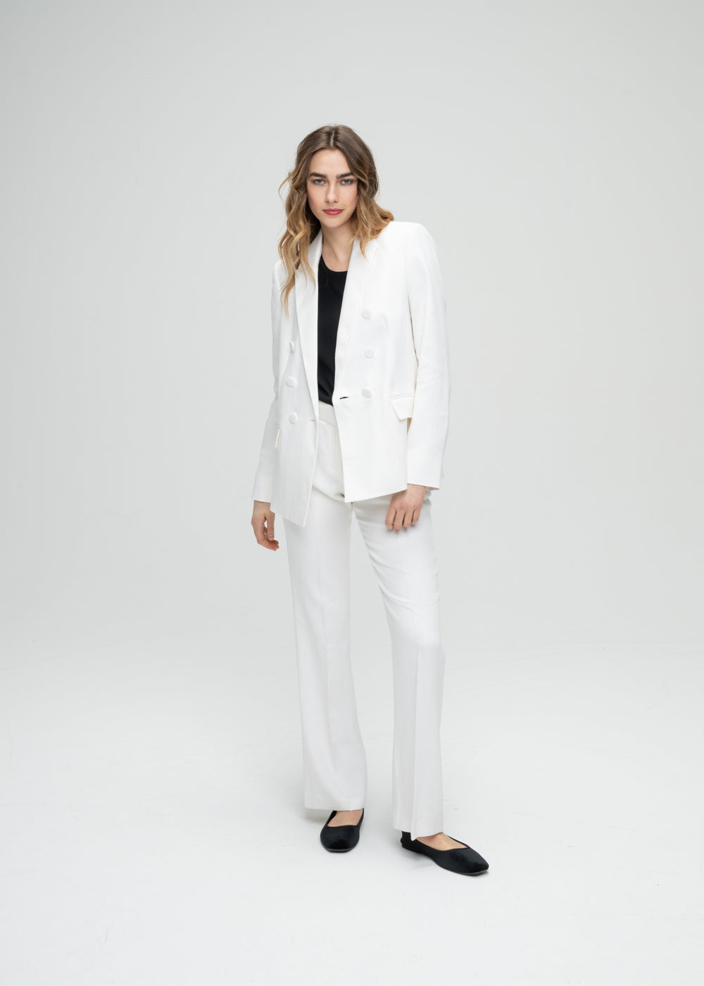 Veste de tailleur croisée cintrée blanc avec poches à rabat et 6 boutons