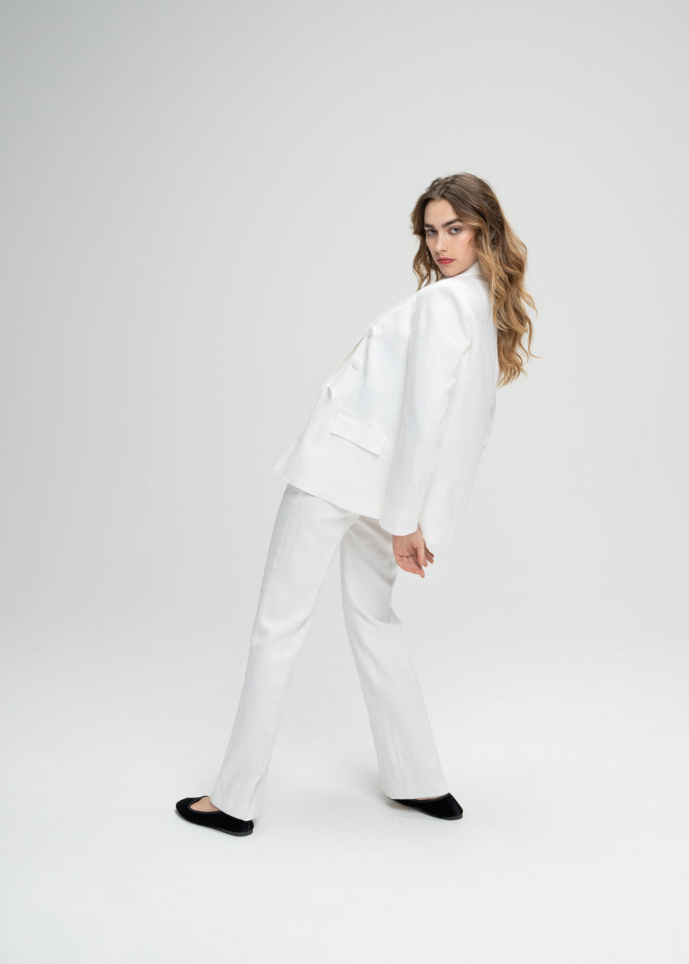 Veste de tailleur croisée cintrée blanc avec poches à rabat et 6 boutons