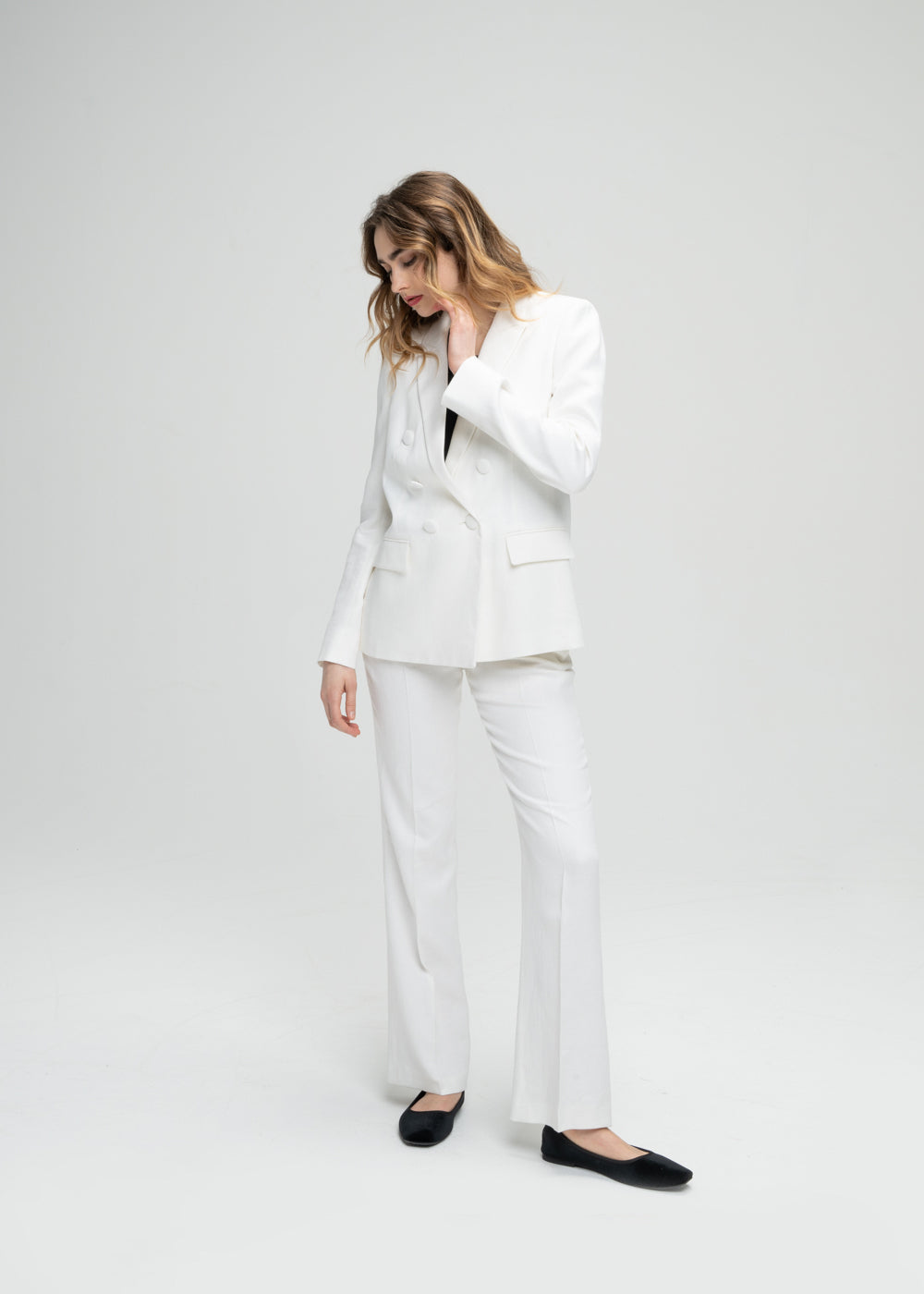 Veste de tailleur croisée cintrée blanc avec poches à rabat et 6 boutons