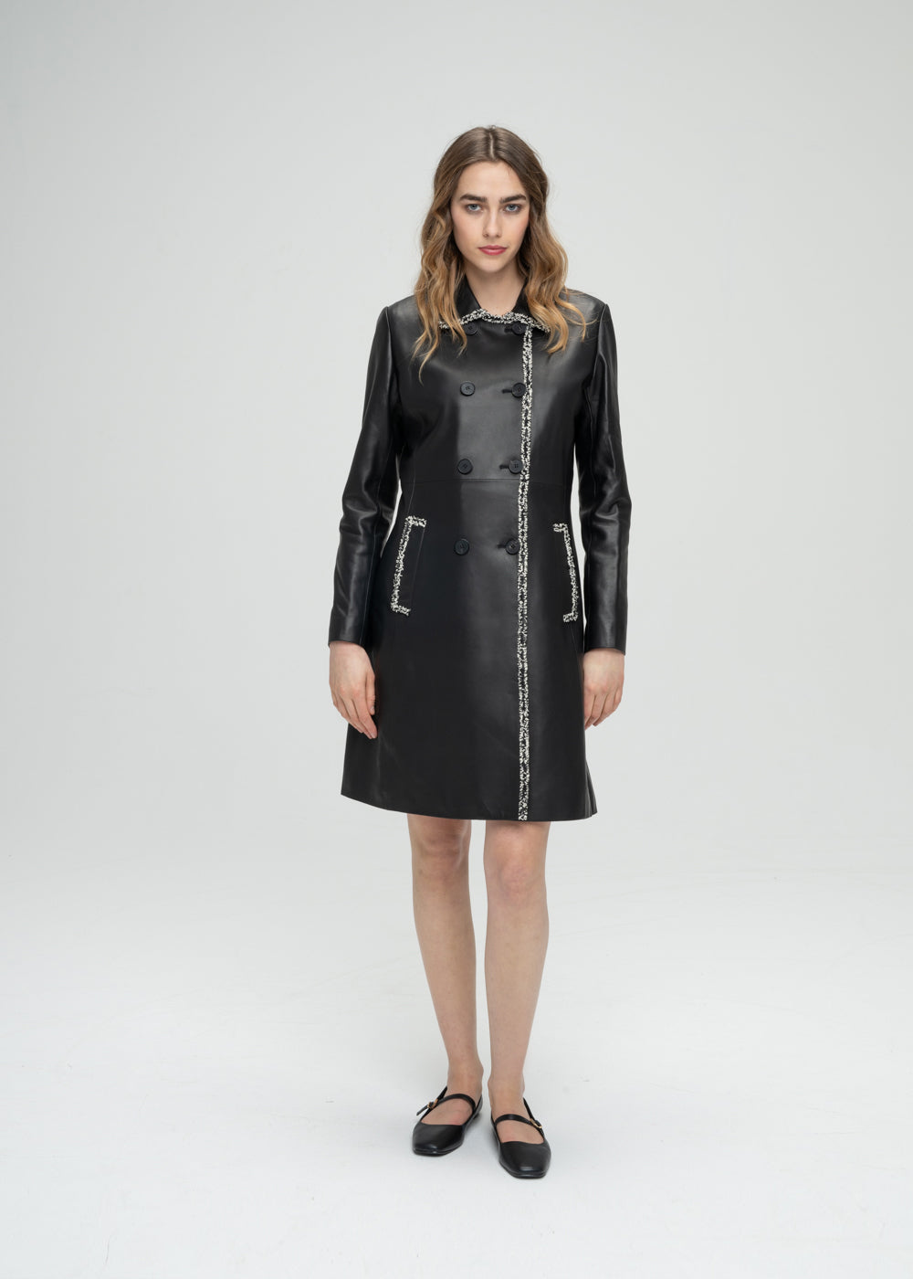 Manteau mi-long en cuir noir détails en tweed beige poches latérales et double boutonnage