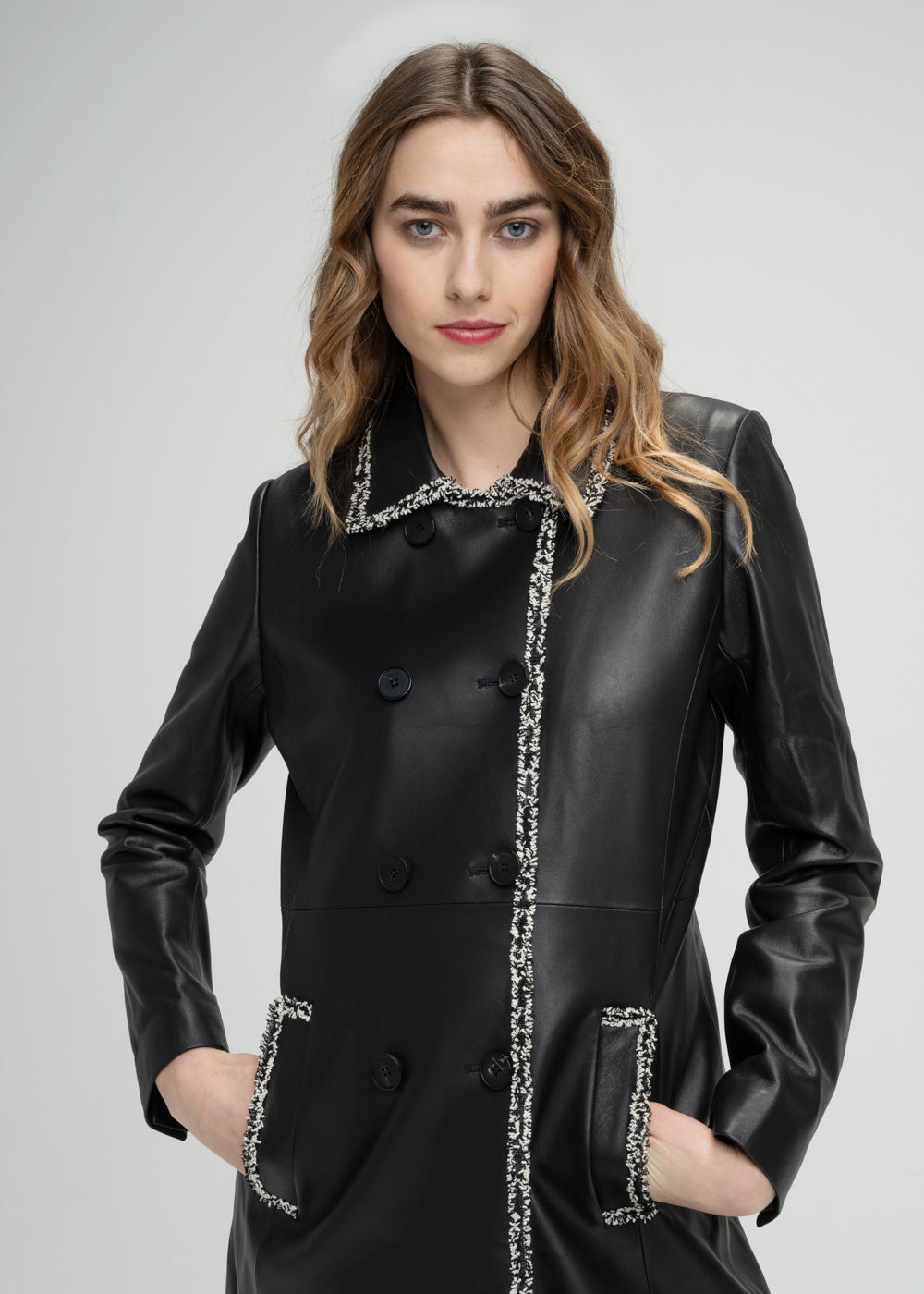 Manteau mi-long en cuir noir détails en tweed beige poches latérales et double boutonnage