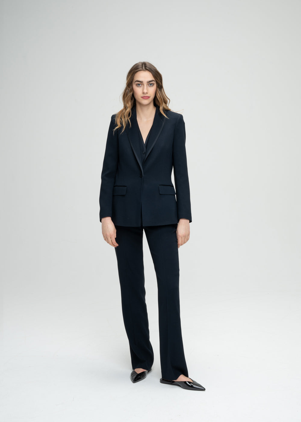 Veste tailleur coupe cintrée marine avec col tailleur poche à rabat et détails satinés bords