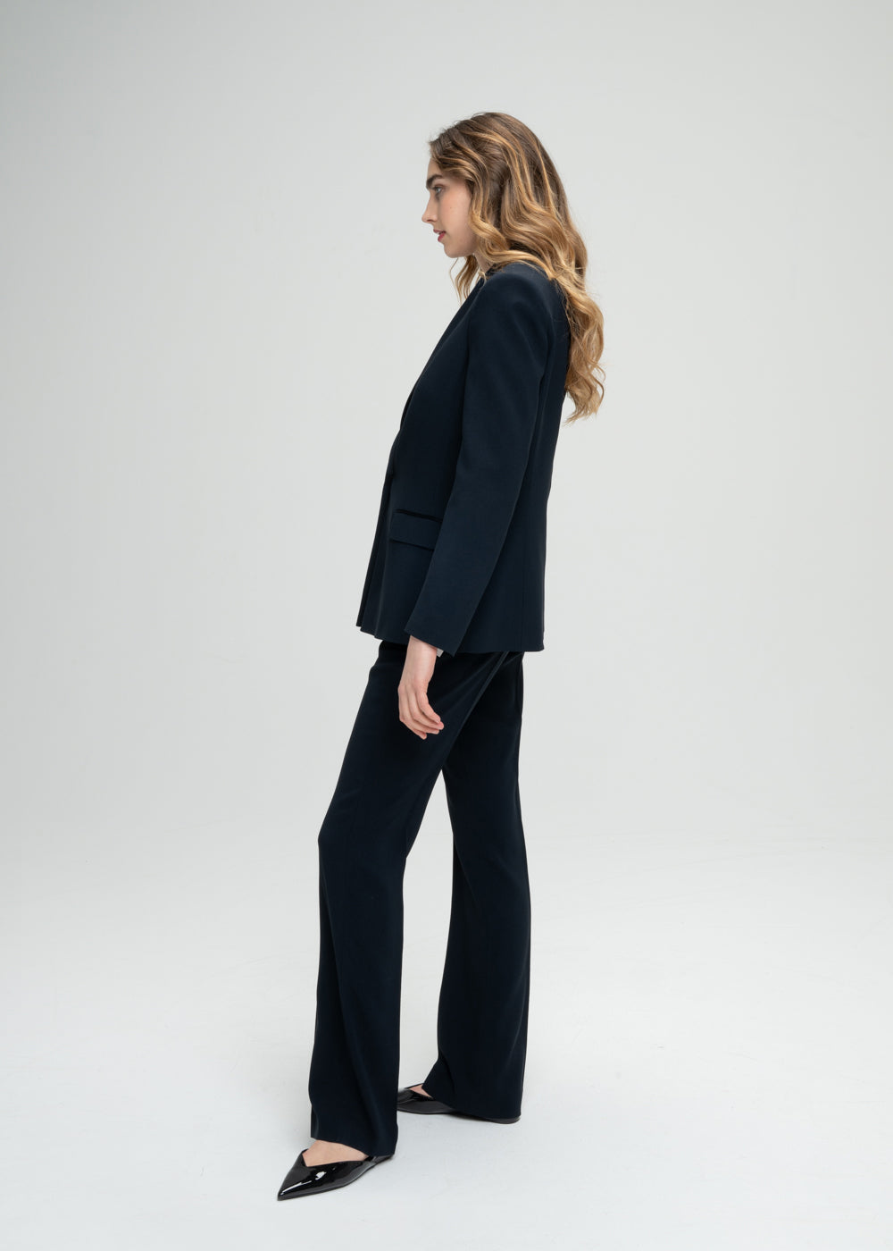 Veste tailleur coupe cintrée marine avec col tailleur poche à rabat et détails satinés bords