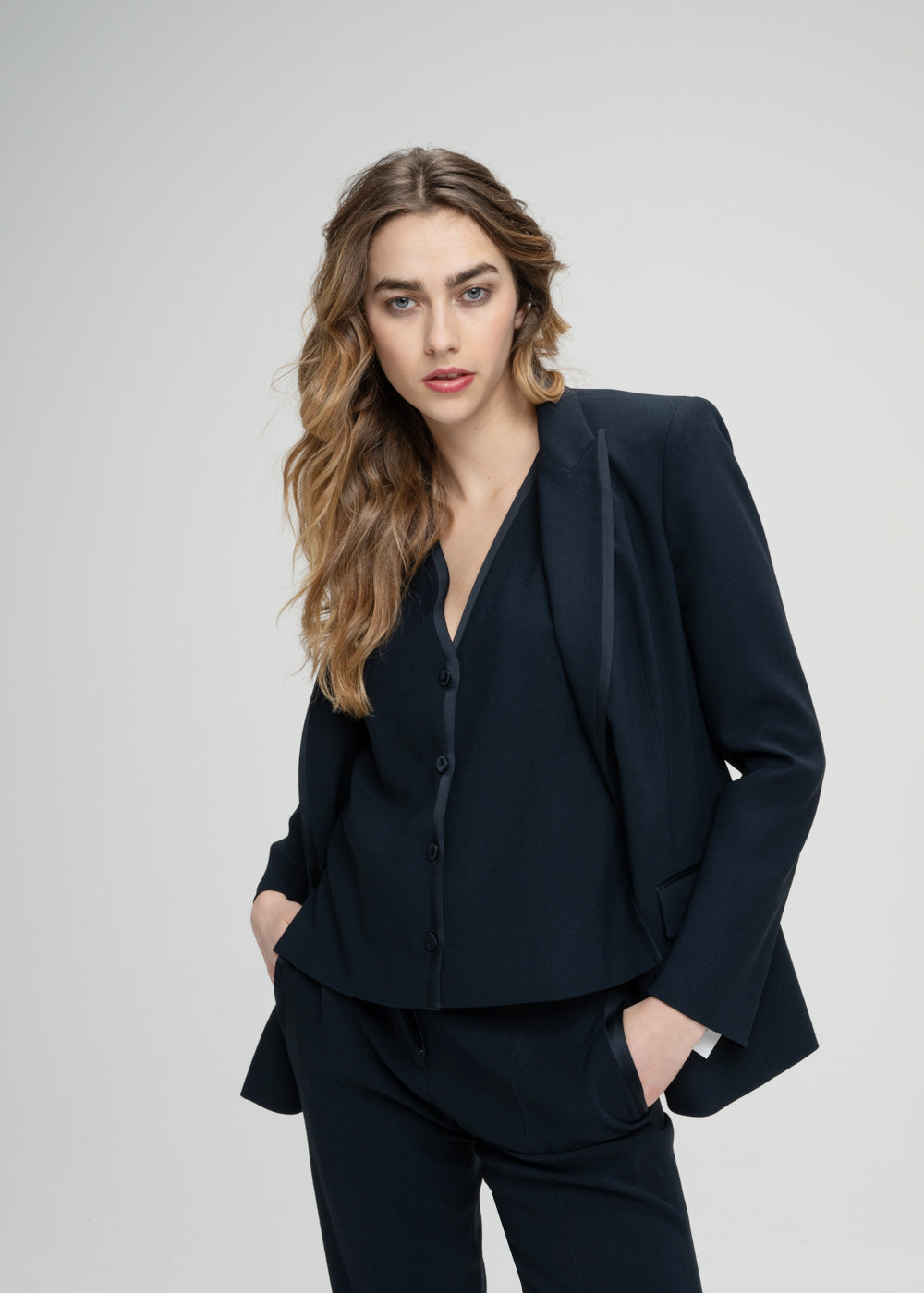 Veste tailleur coupe cintrée marine avec col tailleur poche à rabat et détails satinés bords