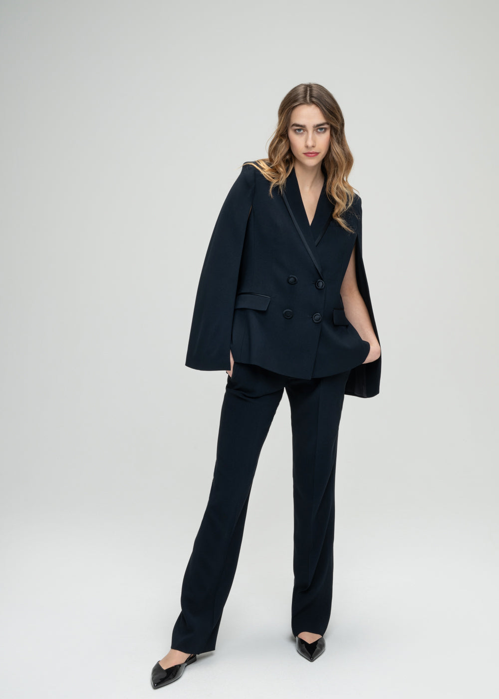 Veste capte croisée marine avec manches fluides 4 boutons et détail satiné sur col