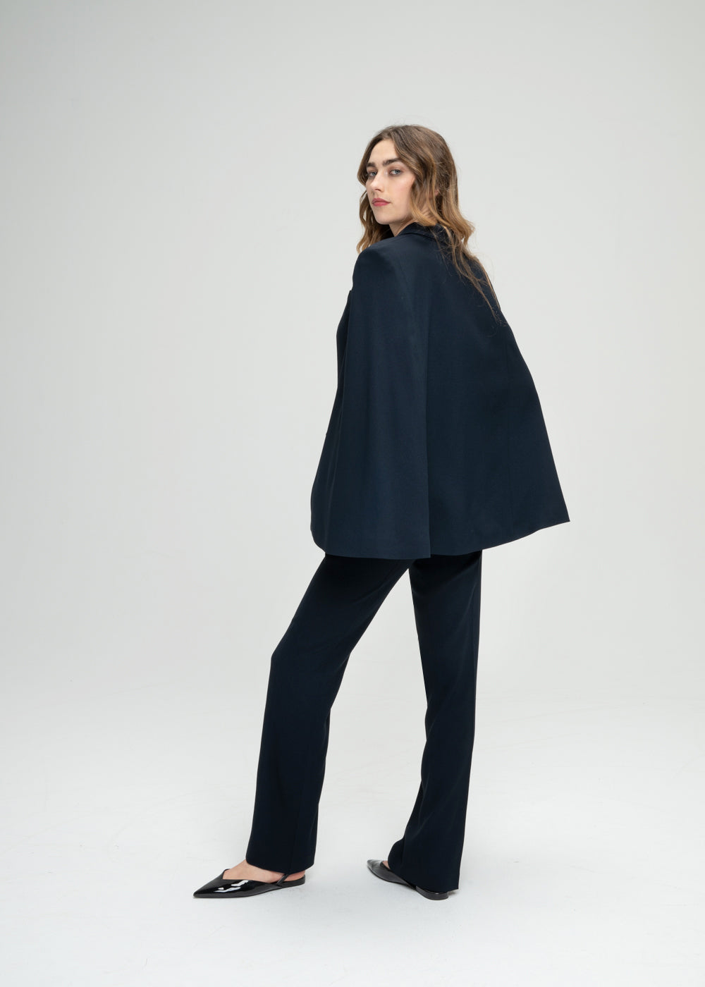 Veste capte croisée marine avec manches fluides 4 boutons et détail satiné sur col