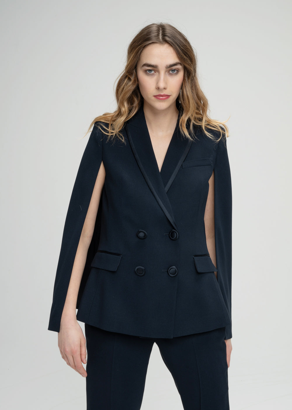 Veste capte croisée marine avec manches fluides 4 boutons et détail satiné sur col