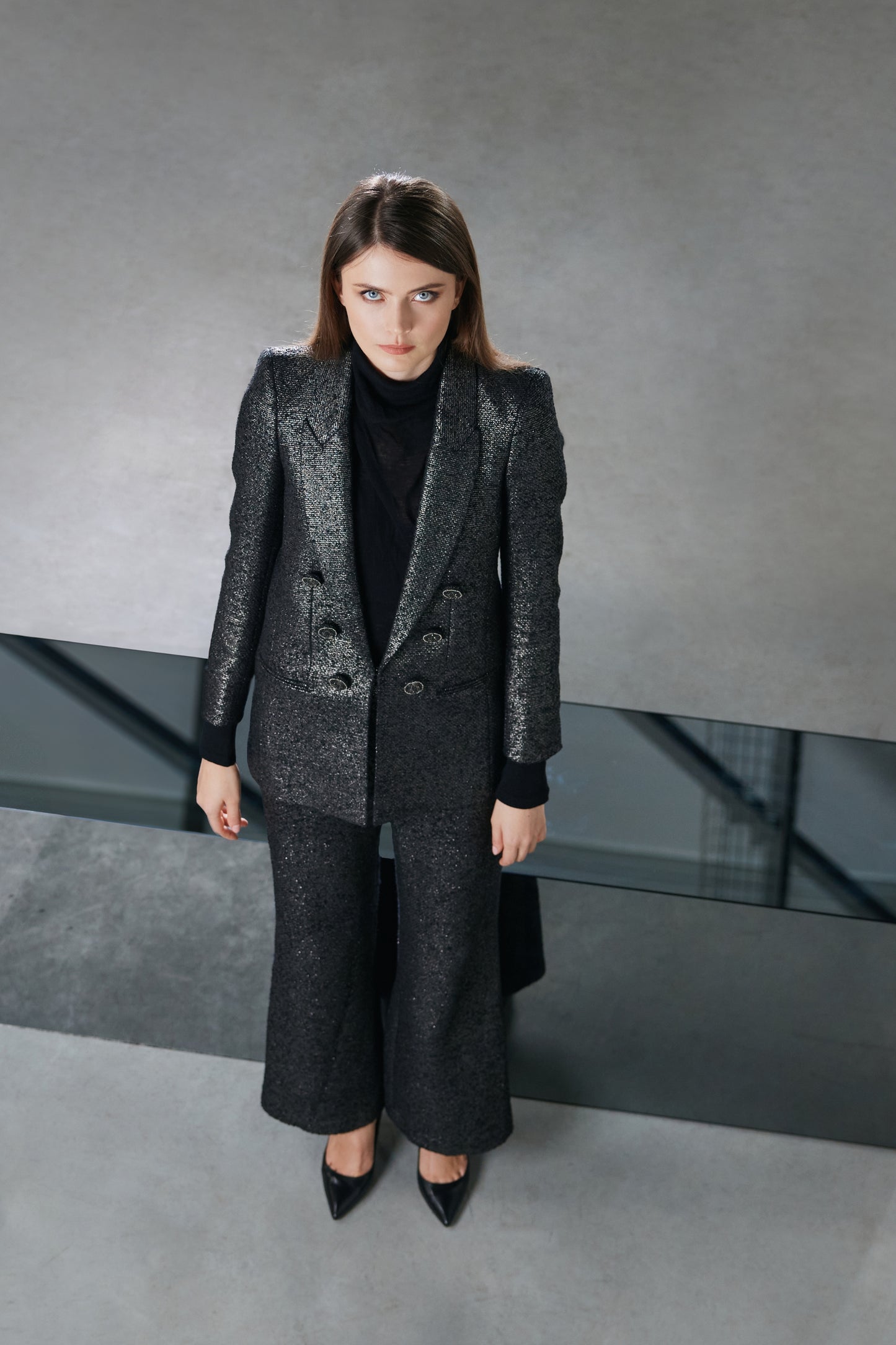 Veste brillante canon de fusil se distingue par son design impeccable, son col tailleur et ses boutons brodés.