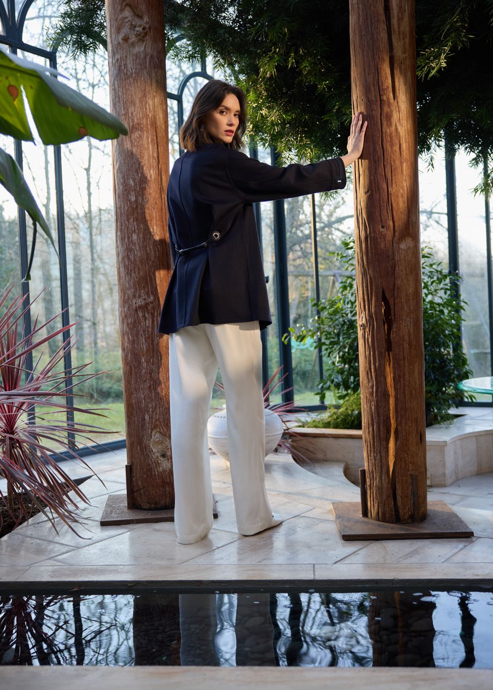 Manteau oversize en cachemire, gilet sans manches à strass et jean large blanc en denim.