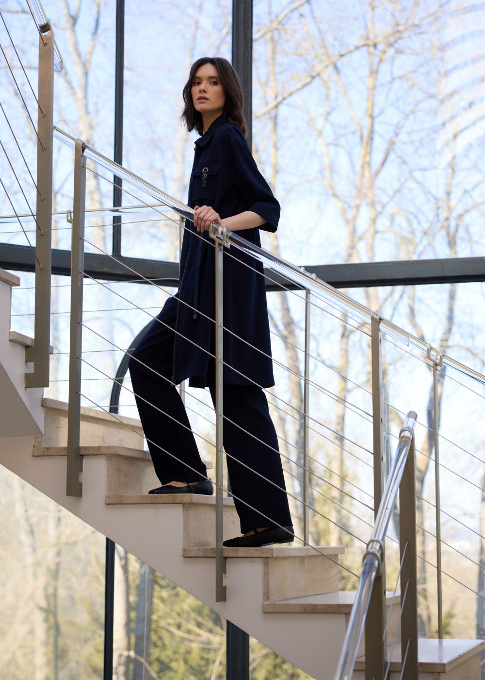 Ensemble marine avec pantalon fluide, top épuré et robe légère.