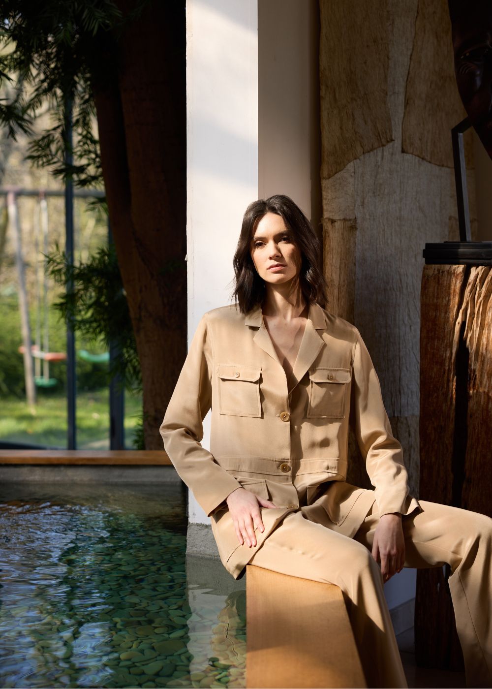 Pantalon fluide, blouse légère et veste saharienne.
