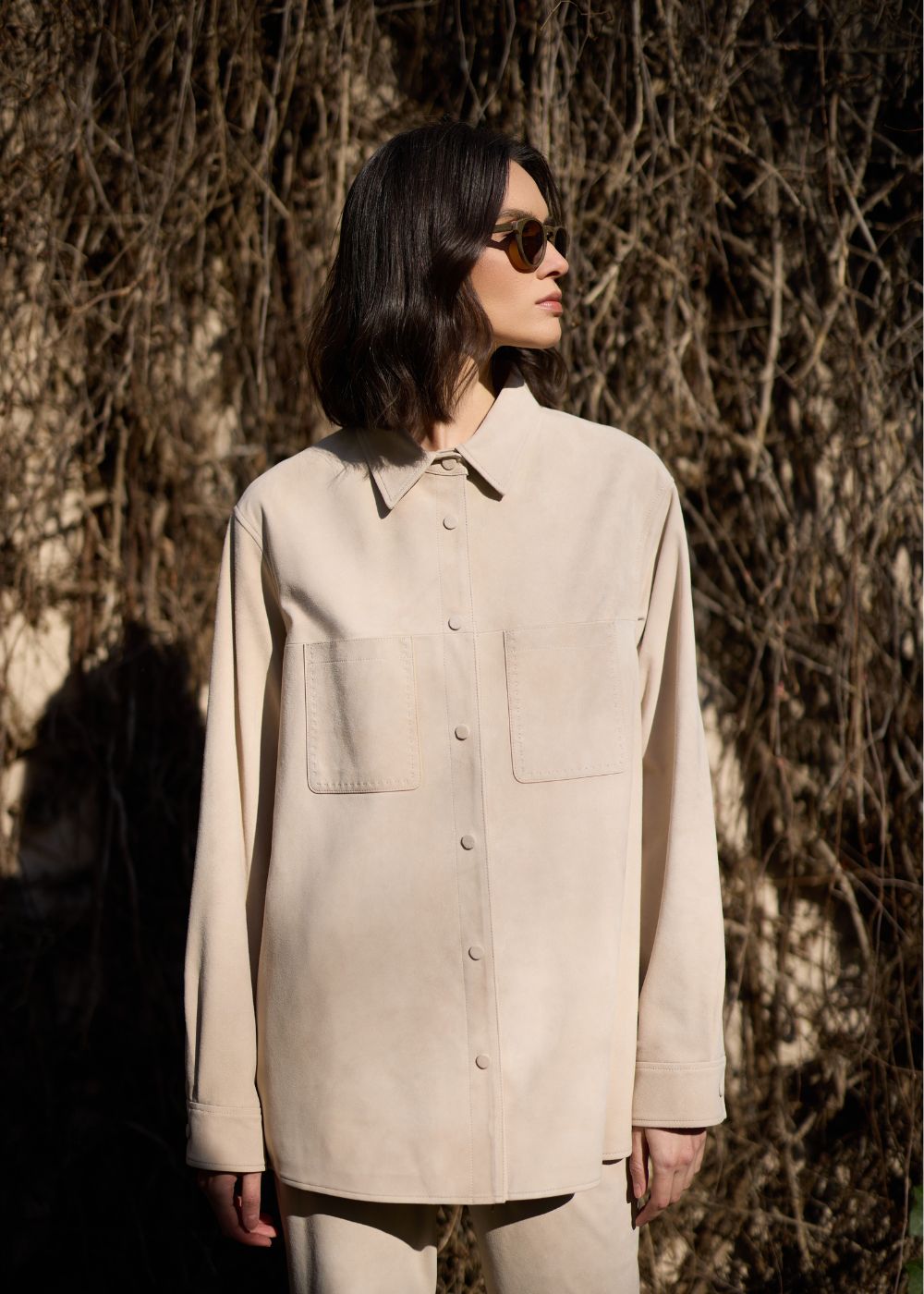 Pantalon droit et cette surchemise en daim beige clair.