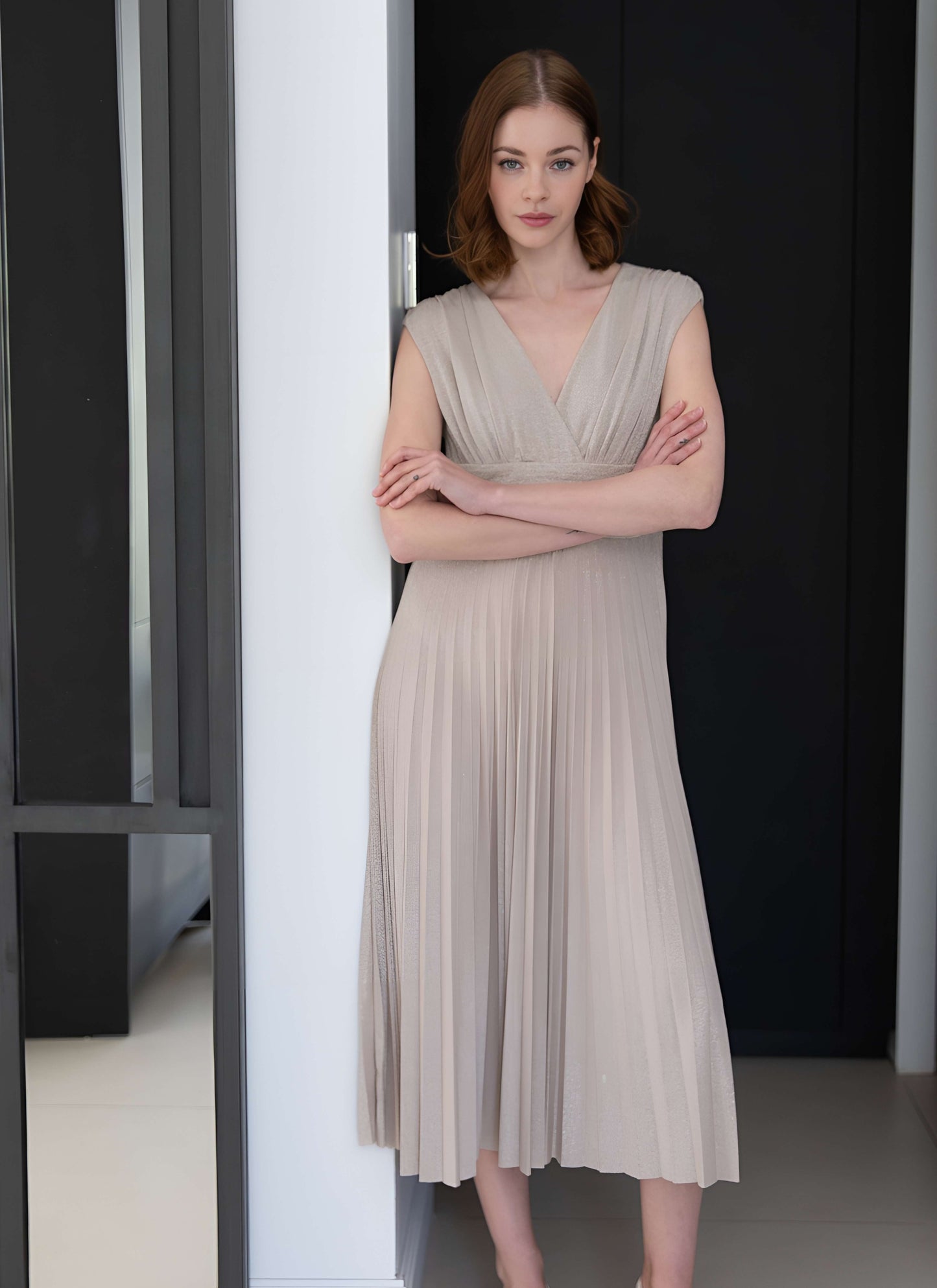 Robe mi-longue plissée à paillettes or