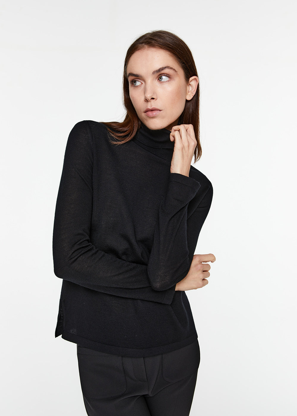 Pull col roulé en laine noir manches longues