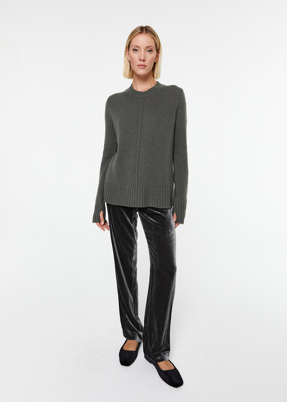 Pull col rond détail tressé cachemire avec pantalons en velours gris vert