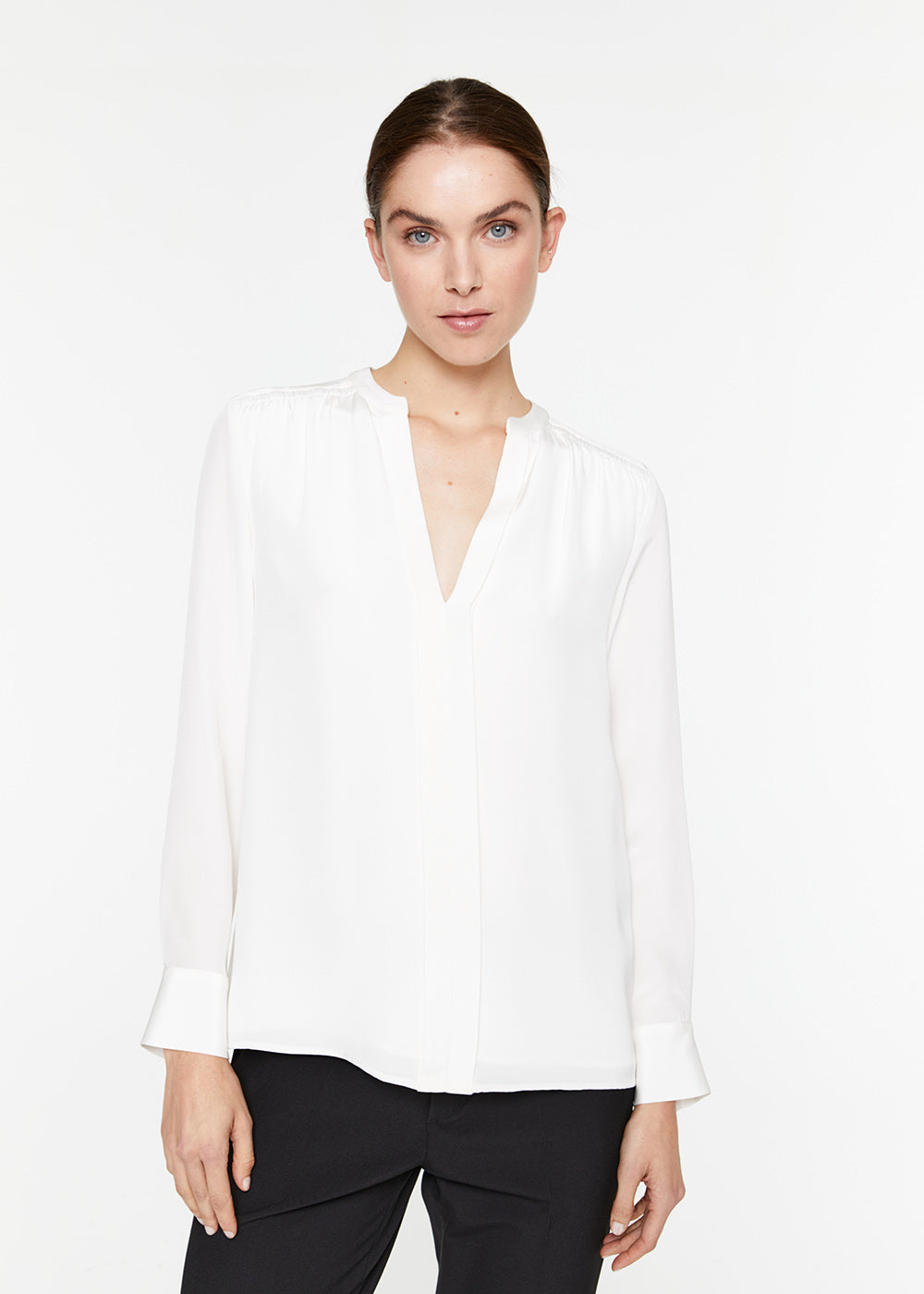 Chemise en soie col officier ouvert froncé blanc cassé