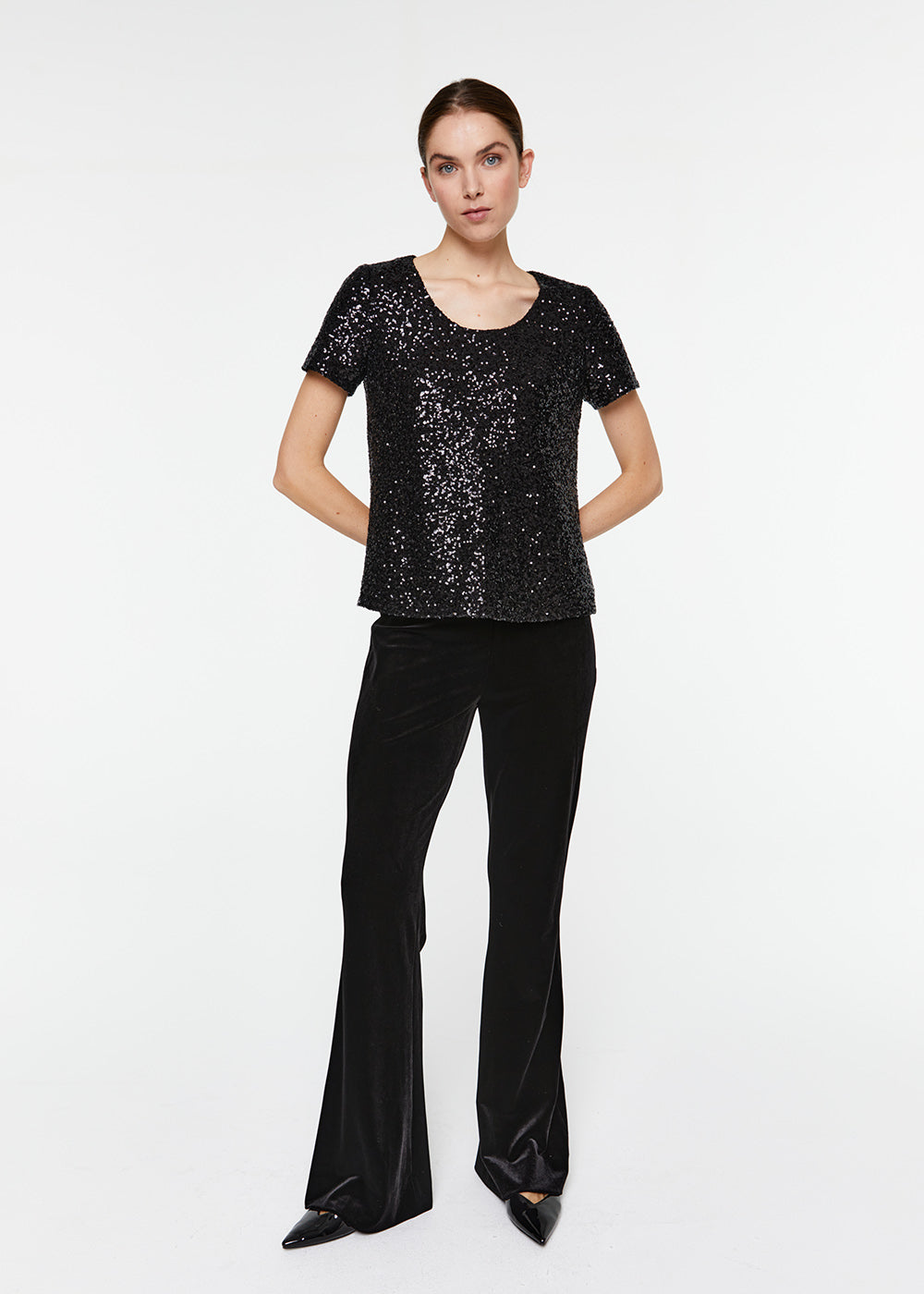 Ensemble top manches courtes col rond sequins paillettes noir et pantalon évasé en velours noir