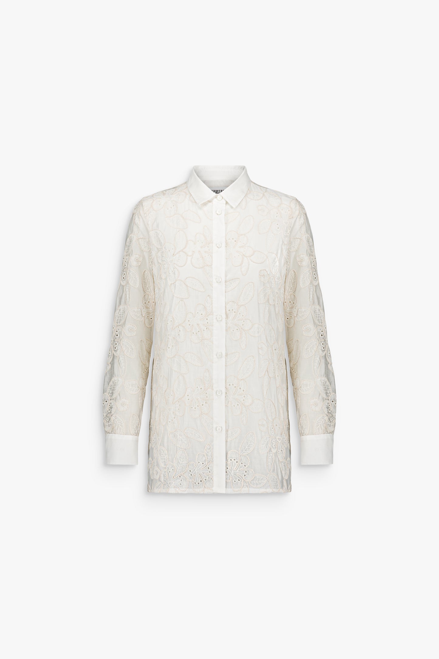 Chemise blanc cassé en dentelle florale ton sur ton avec col classique et manches longues.