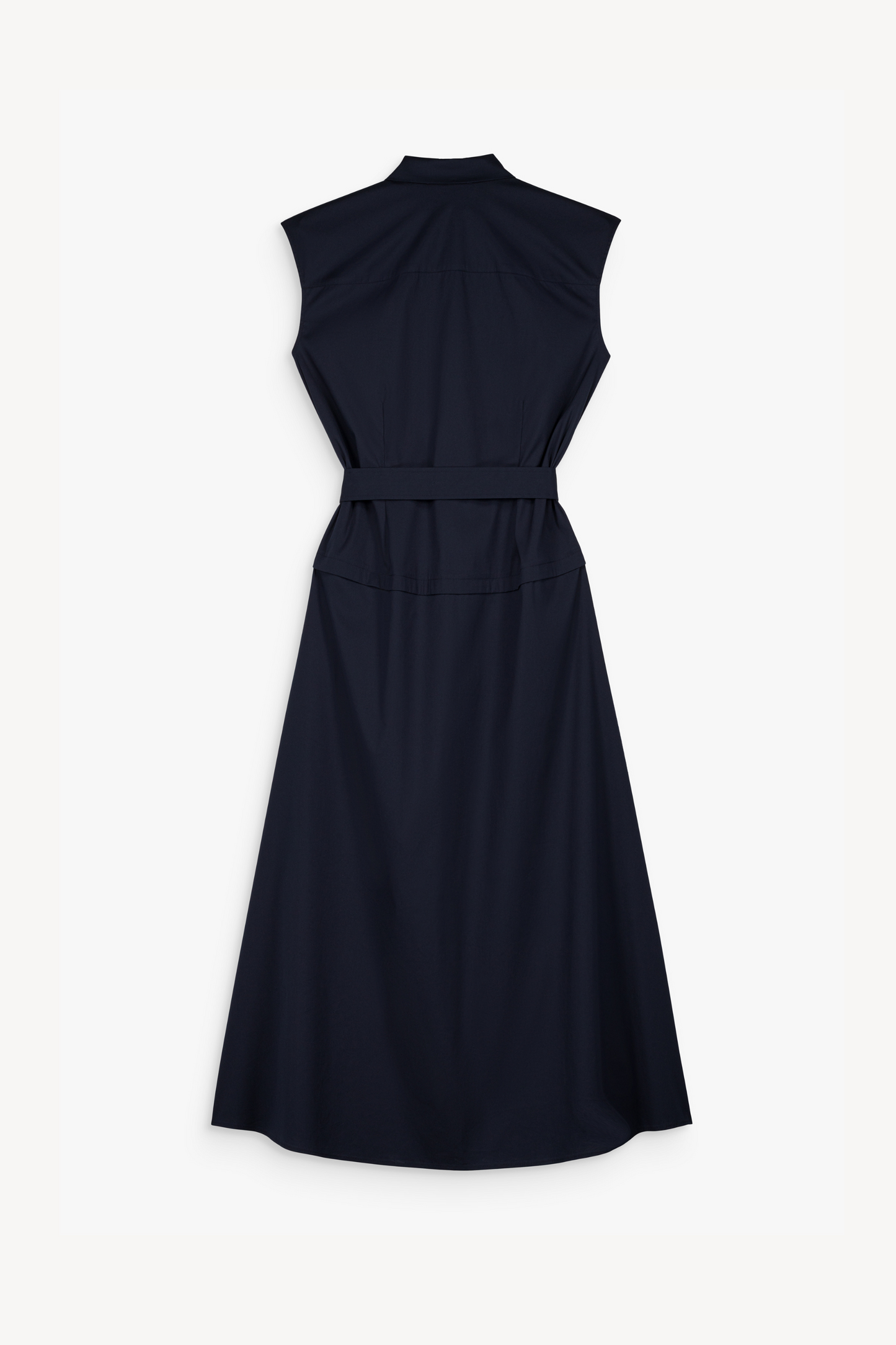Une robe en satin de coton à la ligne épurée, sublimée par une ceinture ton sur ton et des détails plissés