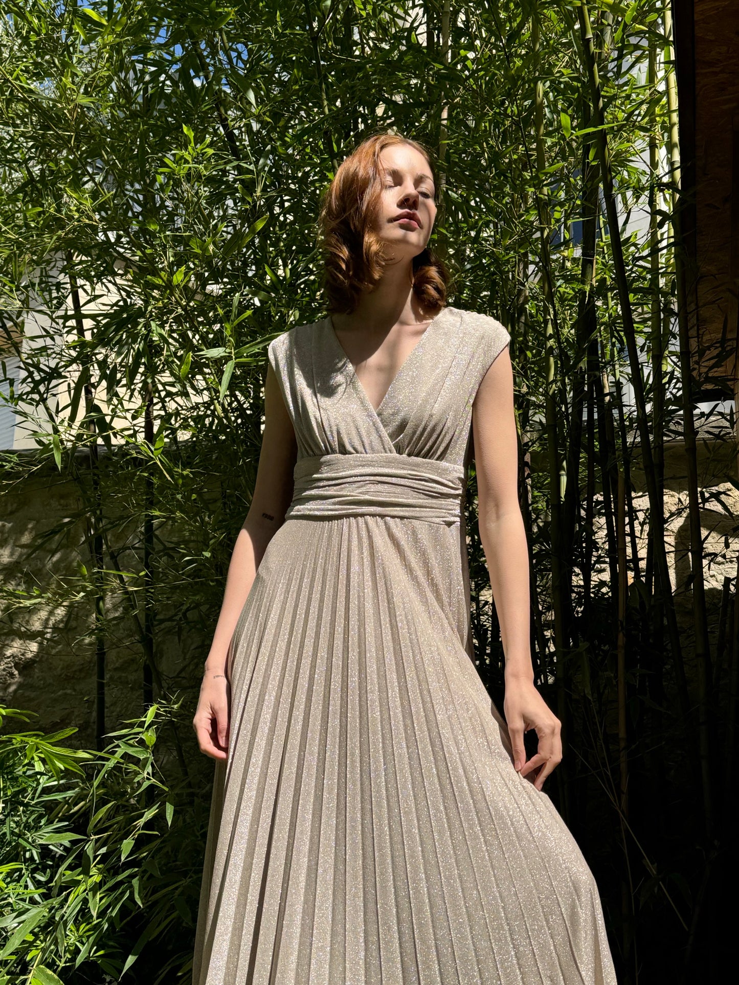 Robe mi-longue plissée à paillettes or