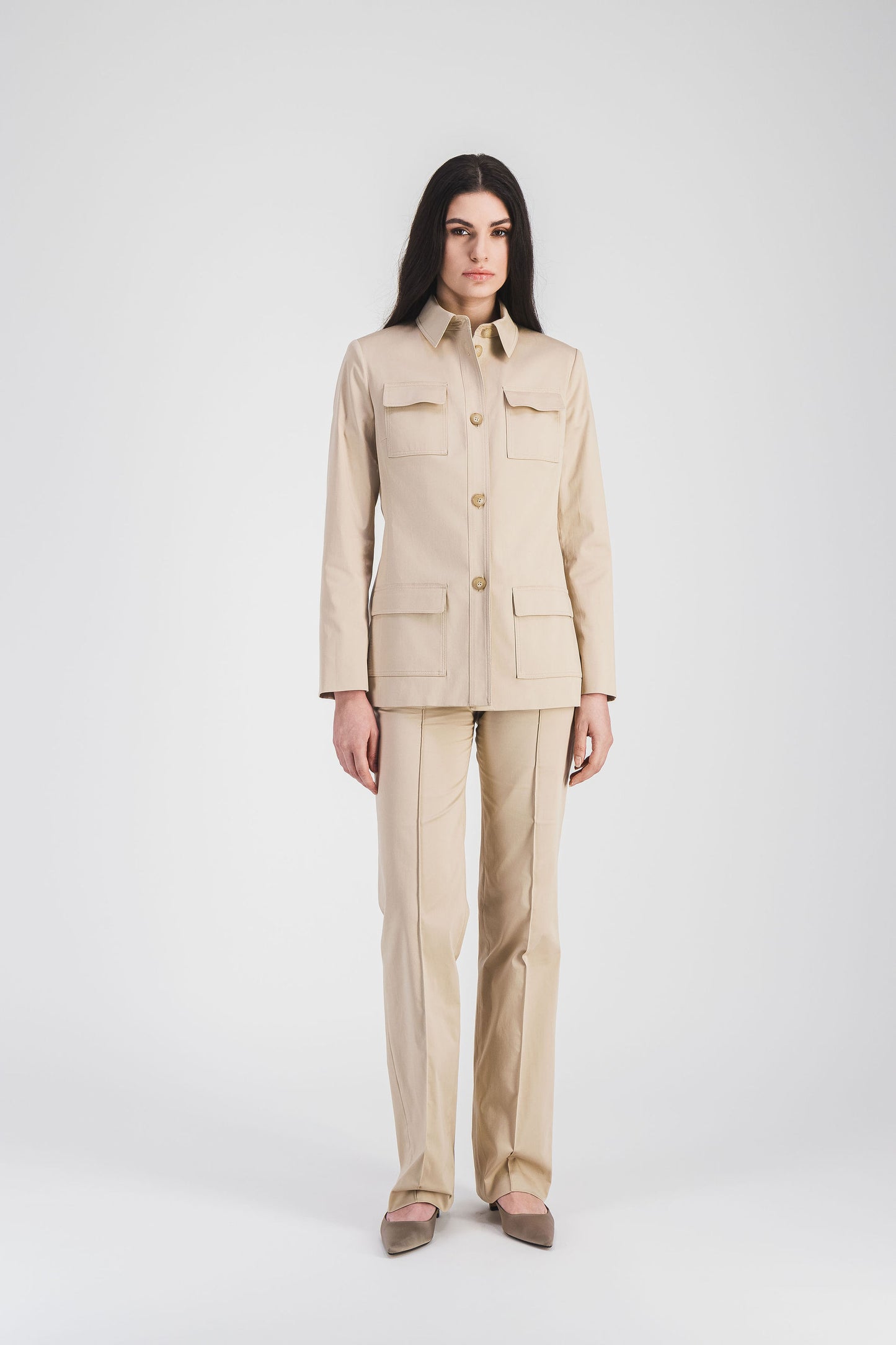 Veste beige en satin de coton, avec des poches plaquées et un design sophistiqué.
